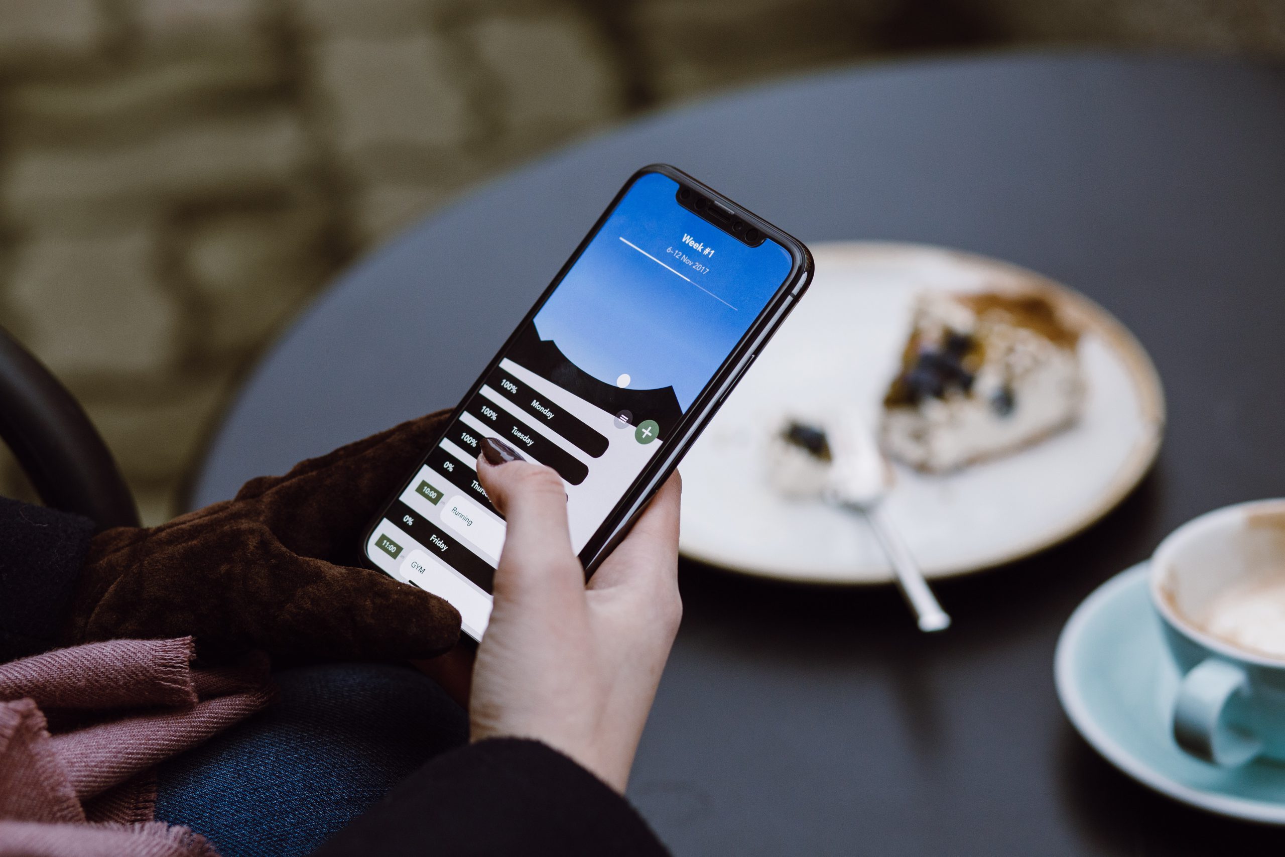 Homme qui mange un dessert et fait une recherche sur un smartphone